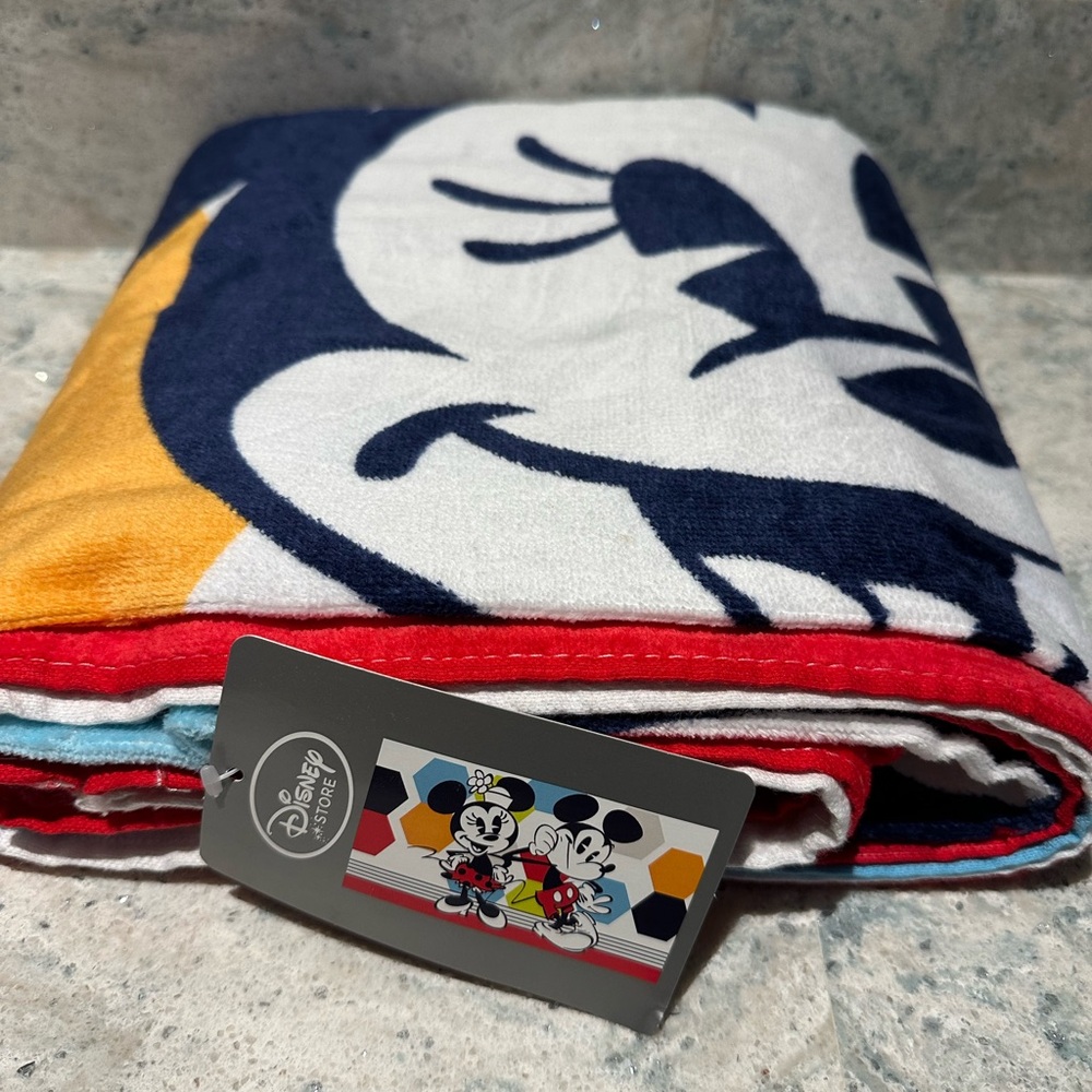 New Disney Mickey and Minnie Mouse towel